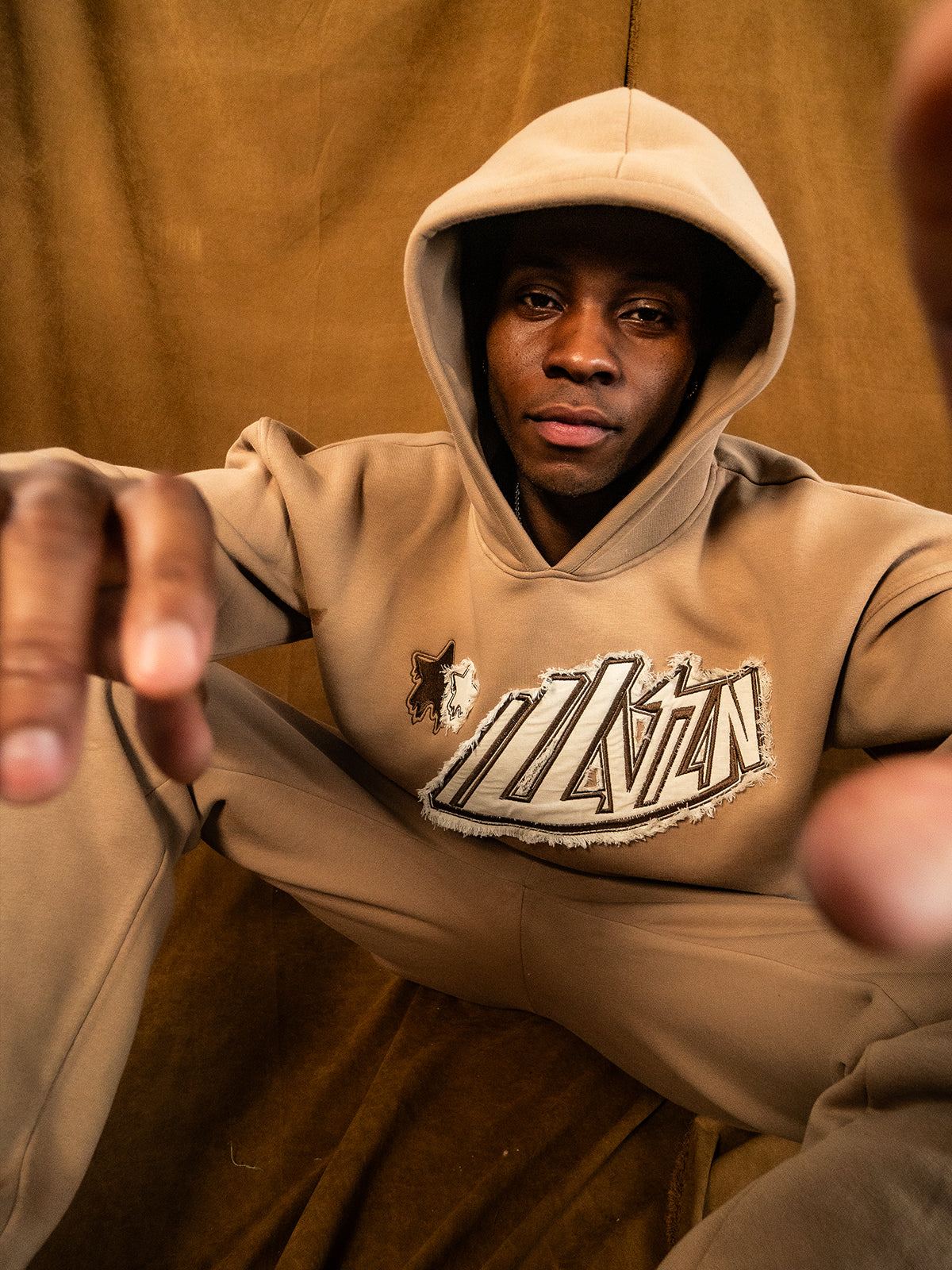 DISTRESSED APPLIQUE HOODIE - PEANUT